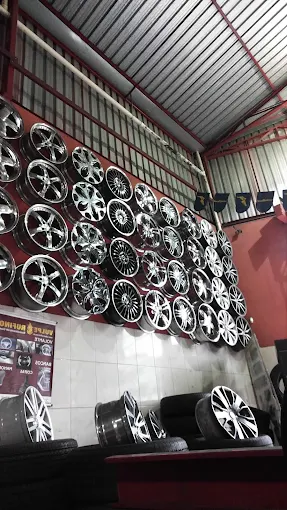 Parede com rodas esportivas expostas na loja
