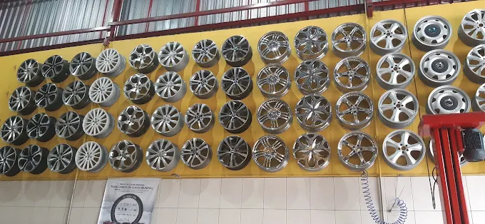 Rodas esportivas alinhadas na parede amarela da loja
